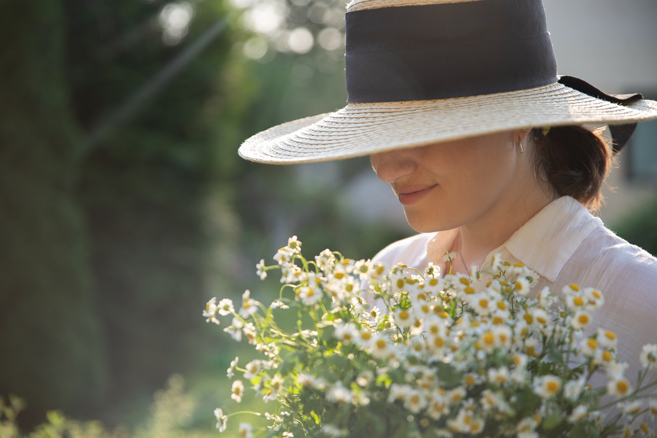 girl, hat, daisy-6380331.jpg